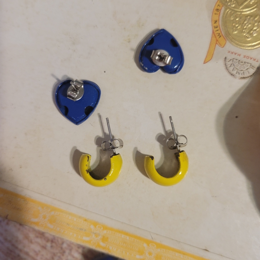 Vintage 1950s Early Plastic Wavy Blue and Yellow Bangles With Matching Earrings - Picture 6 of 11